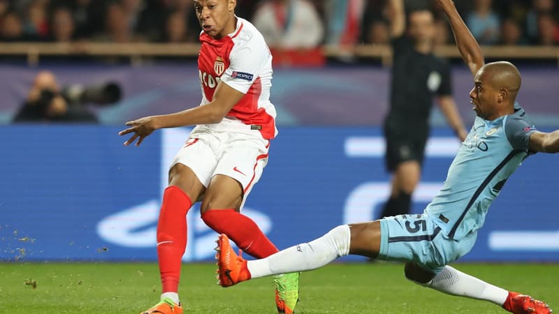 Les Monégasques félicitent Kylian Mbappé, après son ouverture du score face à Manchester City (1-0, 8e).