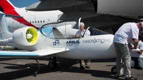 Lors d'une salon du Bourget, Airbus va notamment présenter son avion tout-électrique E-Fan. Un biplace équipé de deux moteurs électriques et des batteries embarquées.