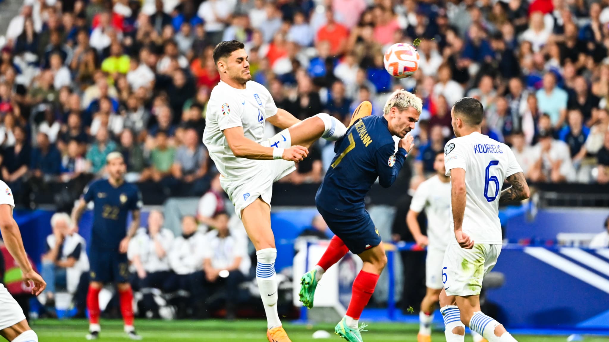 Antoine Griezmann victime d'une intervention dangereuse au niveau de la tête lors de France-Grèce, le 19/06/2023