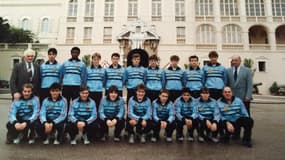 Hervé Renard avec l'équipe de France jeunes en 198. Il est deuxième en partant de la droite en haut. Dessailly est à droite, Deschamps au centre en bas