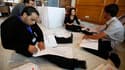 A Tunis, des employés de la Commission électorale recensent les résultats des élections constituantes de dimanche. Les islamistes modérés d'Ennahda annoncent avoir remporté plus de 30% des voix dépouillées jusqu'ici, se fondant sur les résultats affichés