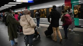 Le RER B à la station Châtelet-Les Halles à Paris, le 23 mars 2023