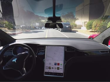 L'Autopilot de Tesla est l'un des assistants de conduite aujourd'hui disponible sur le marché.