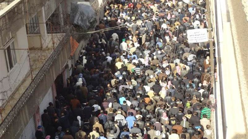 Manifestants hostiles au pouvoir syrien lors des funérailles de manifestants, à Zabadani dans la banlieue de Damas. Les forces syriennes ont fait de la journée de mardi "la plus sanglante de la révolution syrienne" en tuant 111 personnes, selon une ONG d'