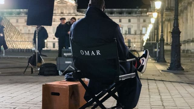Omars Sy sur le tournage d'"Arsène Lupin" à Paris.