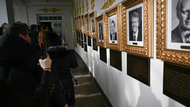 Des portraits accompagnés de nouvelles plaques explicatives sont visibles sur le Walk of Fame présidentiel, dans la colonnade de la Maison Blanche à Washington, DC, le 17 décembre 2025.
