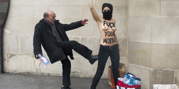 L'action des Femen devant la Grande Mosquée de Paris, le 3 avril. L'action des Femen devant la Grande Mosquée de Paris, le 3 avril.