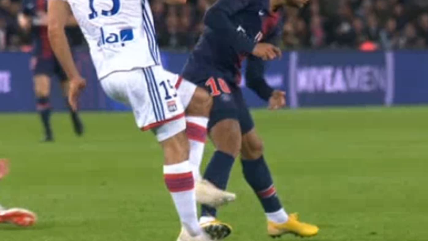 Neymar laisse traîner les crampons Neymar laisse traîner les crampons