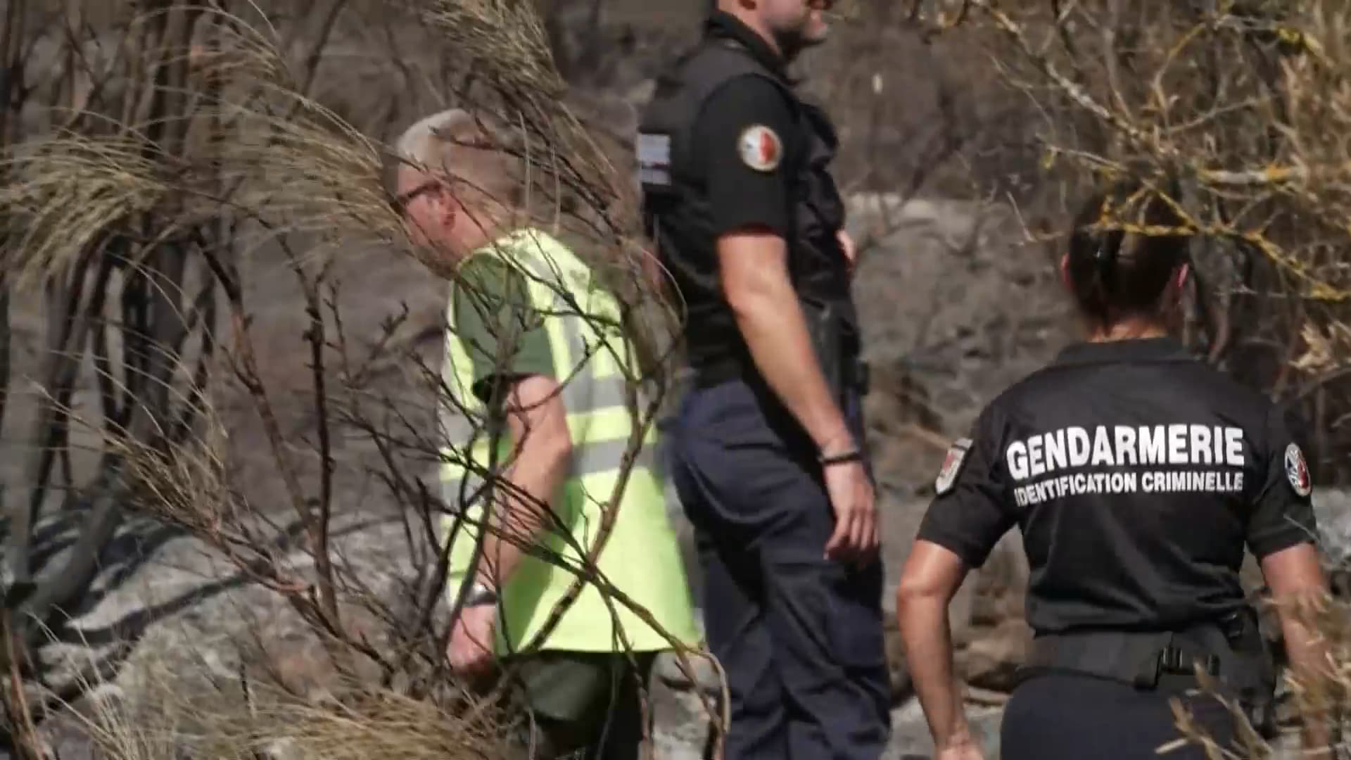 "C'est presque une scène de crime": les spécialistes sur le terrain pour déterminer l'origine des incendies dans le Var