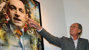 Pal Sarkozy avec une de ses toiles représentant son fils, Nicolas Sarkozy, en 2008.