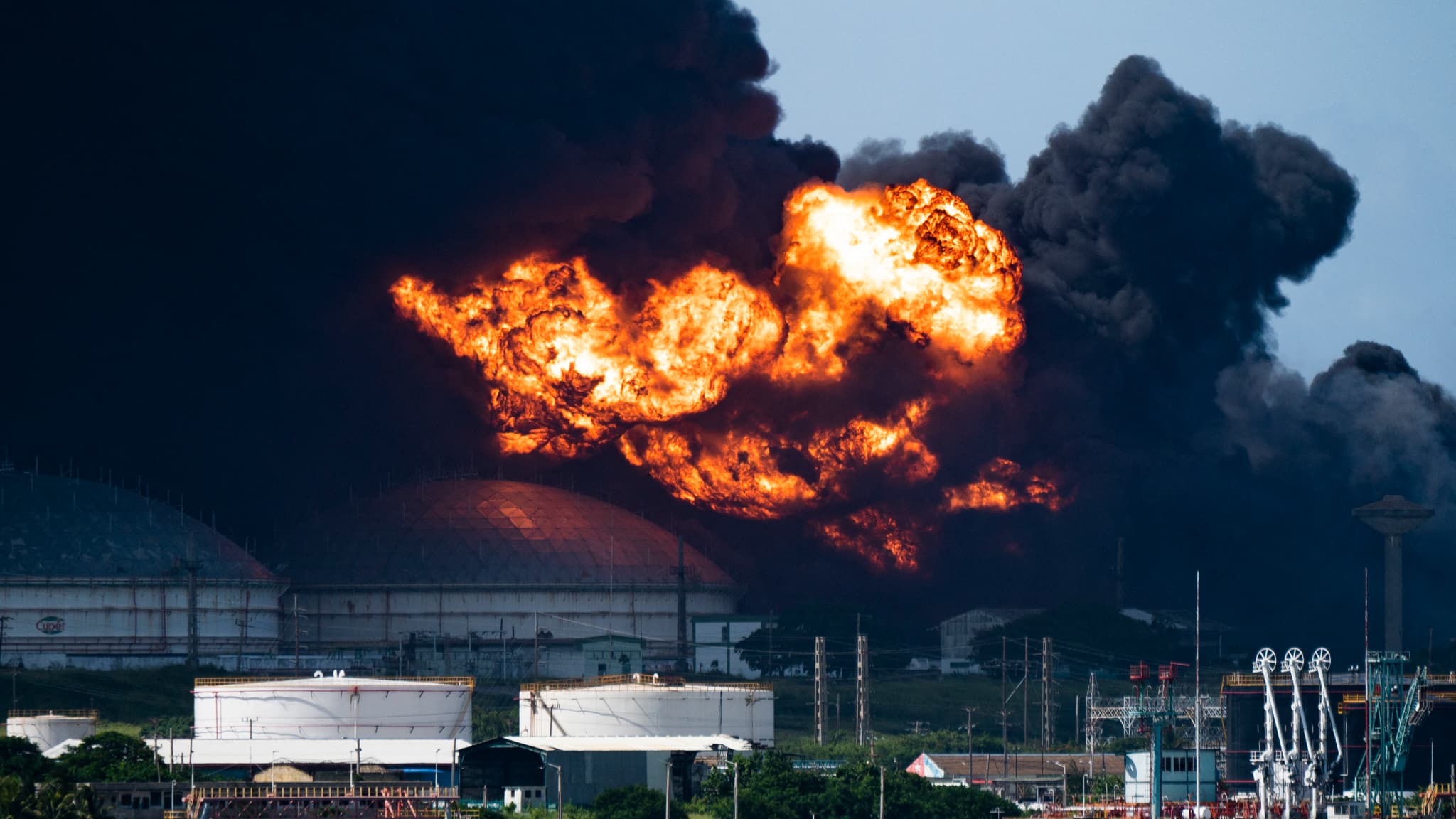al menos un muerto, 121 heridos y 17 desaparecidos en un gran incendio en un depósito de petróleo