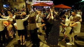Des personnes dansent dans une rue de Paris pendant la fête de la musique, le 21 juin 2019. (Illustration)