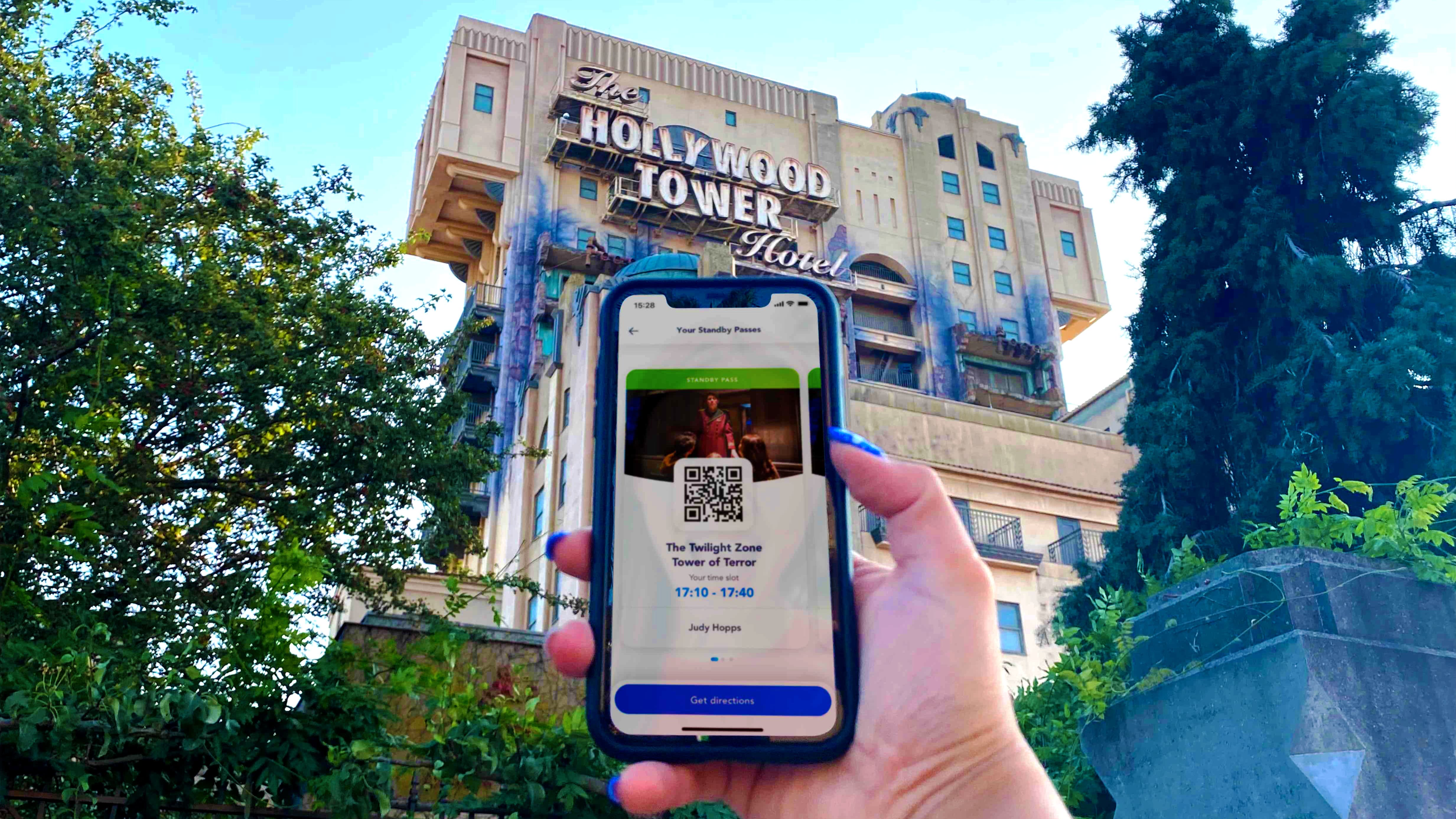 Lorsque le "Standby Pass" est activé, les visiteurs peuvent utiliser l’application mobile pour réserver un créneau horaire et rejoindre la file d'attente physique d'une attraction à l’horaire demandé. 