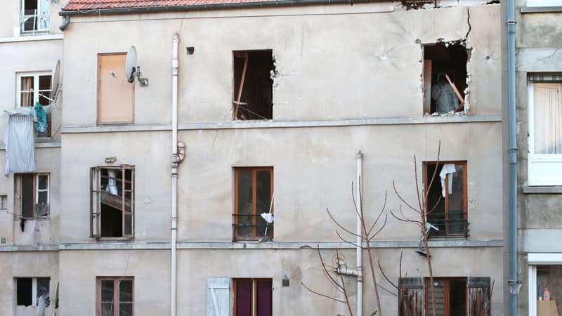 L'immeuble détruit après l'assaut et l'explosion de la femme kamikaze, mercredi.