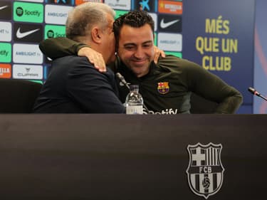Xavi et Joan Laporta s'embrassent lors de l'annonce de la continuité de l'entraîneur sur le banc de Barça pour la saison 2024-2025, le 25 avril 2024