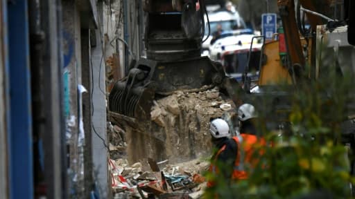 Les secouristes dégagent les décombres des immeubles effondrés à Marseille, le 6 novembre 2018