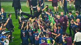 Luis Enrique porté en triomphe par les joueurs du PSG après la victoire en finale de Ligue des champions, 31 mai 2025
