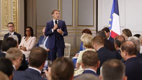 Le président de la République Emmanuel Macron devant quelque 250 maires de villes touchées par les violences après la mort de Nahel, à l'Élysée, le 4 juillet 2023.