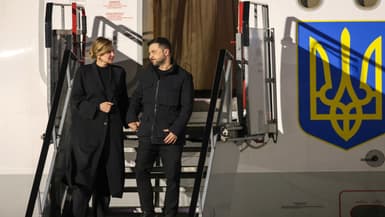Le président ukrainien Volodymyr Zelensky et son épouse Olena Zelenska descendant de l'avion présidentiel ukrainien à l'aéroport de Dublin (Irlande) le 2 décembre 2025.