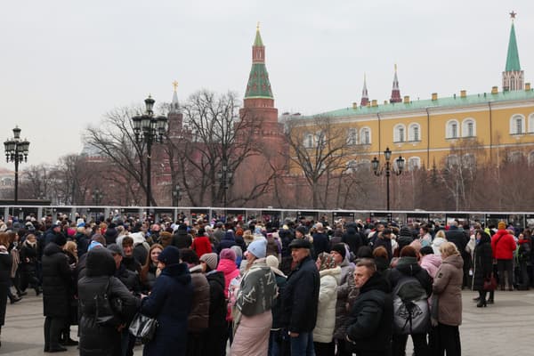 Des Russes font la queue pour entrer sur la place Rouge, où doit se tenir un concert célébrant la victoire de Vladimir Poutine, le 18 mars 2024