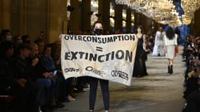 Une militante d'Extinction Rebellion perturbe le défilé Louis Vuitton à Paris mardi 5 octobre 2021.