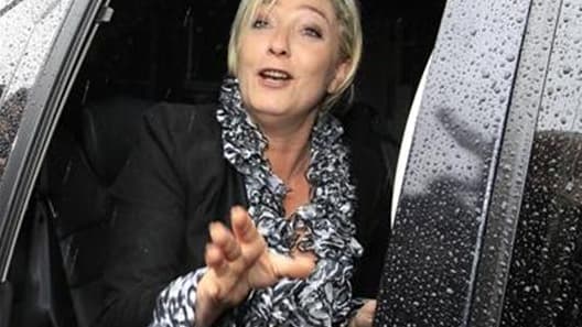 La présidente du Front national Marine Le Pen a renvoyé droite et gauche dos à dos lundi à la veille d'un défilé de ses partisans à Paris où elle doit annoncer ses consignes de vote pour le second tour de l'élection présidentielle française. /Photo prise