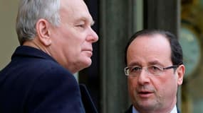 L'exécutif français se place désormais sur une ligne clairement social-démocrate pour mener à bien la "bataille de l'emploi" confiée à un Jean-Marc Ayrault conforté par François Hollande dans son rôle de chef de l'équipe gouvernementale. /Photo prise le 4