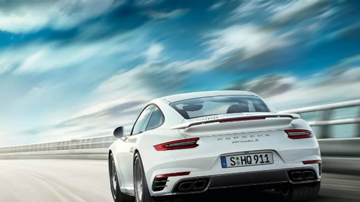 La 911 Turbo embarque un six-cylindres à plat 3.8 de 580 chevaux (le 0 à 100 est avalé en 2,9 secondes). La 911 Turbo embarque un six-cylindres à plat 3.8 de 580 chevaux (le 0 à 100 est avalé en 2,9 secondes).