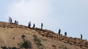 Des colons israéliens sur une colline au-dessus du village de Mughayir, en Cisjordanie, le 13 avril 2024