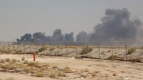 Une épaisse traînée de fumée émanant d'un des sites du géant pétrolier Aramco en Arabie saoudite, après une attaque de drone effectuée le 13 septembre 2019
