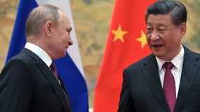 Le président chinois Xi Jinping (d) reçoit son homologue russe Vladimir Poutine à Pékin, le 4 février 2022