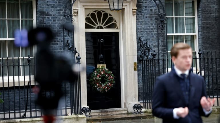 Un journaliste devant le 10 Downing Street à Londres, le 13 décembre 2020