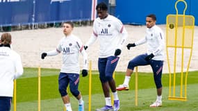 Ismael Gharbi, El Chadaille Bitshiabu et Colin Dagba à l'entraînement avec le PSG