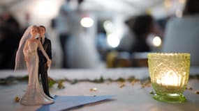 Une figurine représentant deux mariés lors d'un mariage (photo d'illustration)