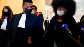 Assa Traoré (d), soeur d'Adama Traoré, mort en 2016 après son interpellation par les gendarmes, et son avocat Yassine Bouzrou au palais de justice de Paris, le 6 mai 2021