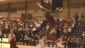 Un basketteur se prend la planche
