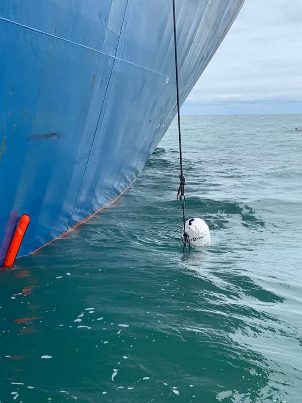 Un des ballots de cocaïne caché dans un "sea chest", une partie immergée d'un bateau