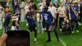 Lilian Thuram gifle (gentiment) son fils Marcus lors des célébrations de l'Inter Milan