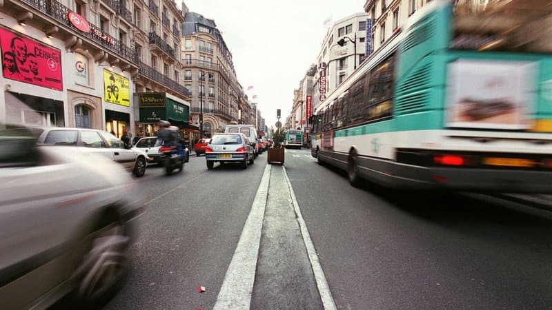 Des voitures, deux-roues et bus rue de Rivoli, à Paris, en 2018 (photo d'illustration)