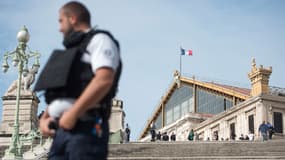 Un policier en uniforme, à Marseille le 8 novembre 2016. (Photo d'illustration)