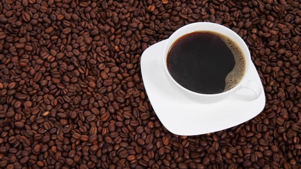 Une tasse de café et des grains de café (photo d'illustration).