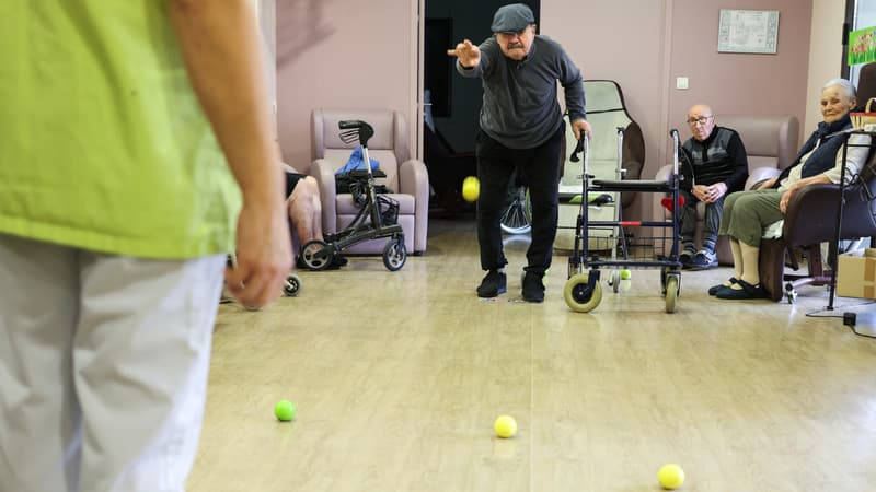 Des personnes âgées dans une maison de retraite, en 2023