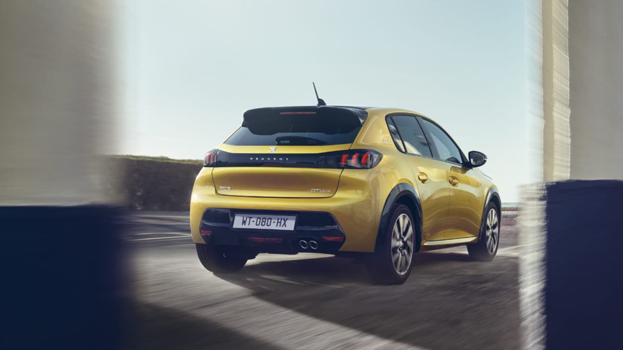 La nouvelle 208 reprend les nouveaux codes stylistiques de Peugeot, dont ce bandeau noir laqué qui se retrouve par exemple sur le SUV 3008.