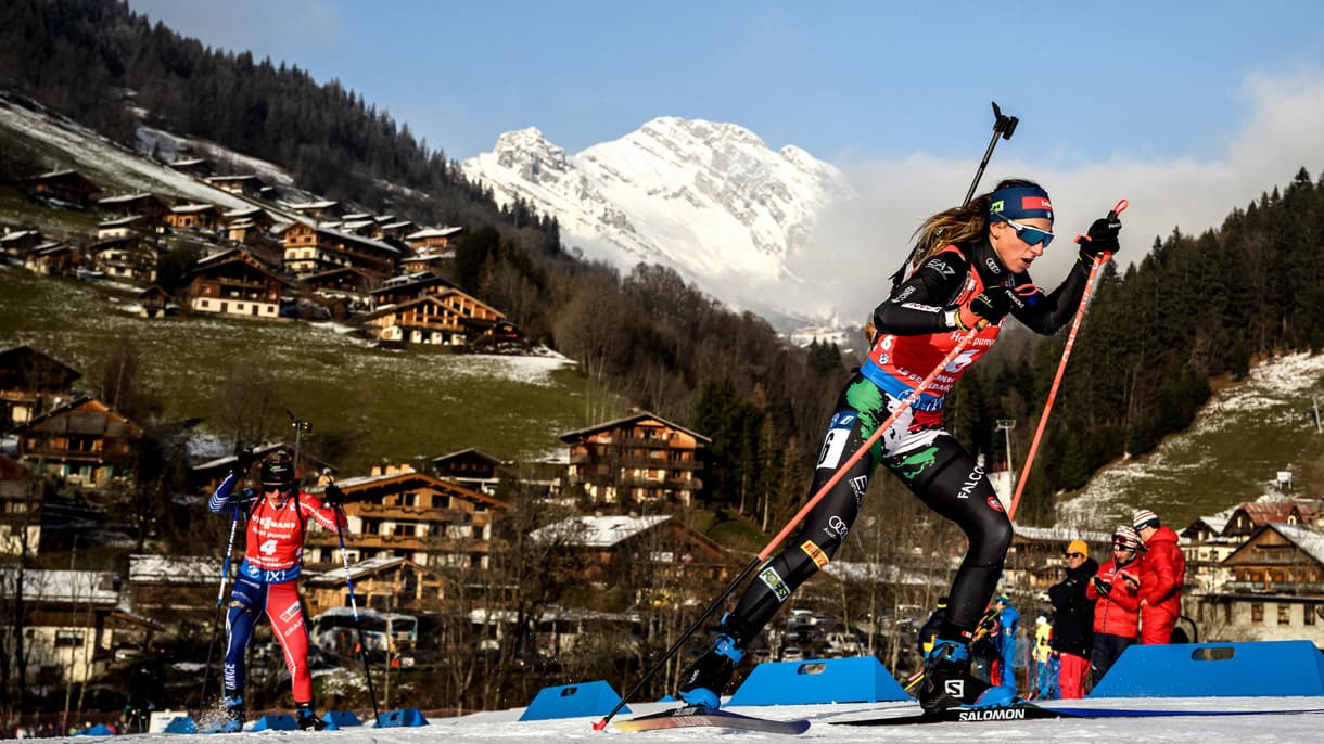 La biathlète italienne Lisa Vittozzi à la Coupe du monde de biathlon IBU au Grand Bornand, dans les Alpes françaises, le 17 décembre 2022.