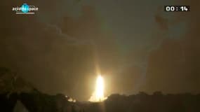 Décollage d'Ariane du centre spatial de Kourou en Guyane française. Le lanceur européen a réussi mardi sa deuxième mission de l'année avec la mise sur orbite de deux satellites de télécommunications pour le compte du Japon et du Vietnam. /Photo diffusée l