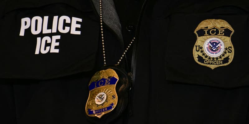 Un patch et un badge ICE sont visibles sur un agent du département de la Sécurité intérieure alors que le vice-président américain JD Vance s'exprime à Royalston Square, à Minneapolis, dans le Minnesota (États-Unis), le 22 janvier 2026.