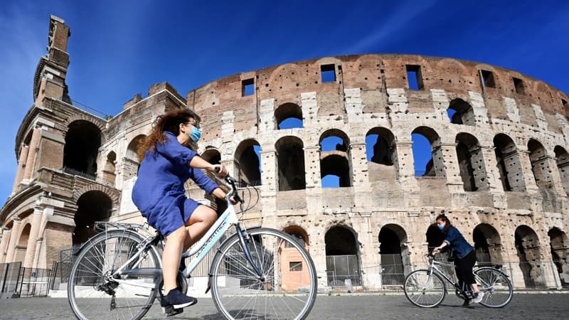 Une habitante de Rome à bicyclette, en Italie, le 8 mai 2020