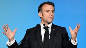 Emmanuel Macron prononce un discours sur les grands défis sociaux actuels de l'Europe, aux côtés du président suisse, à l'université de Lausanne, le 16 novembre 2023.