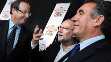François Hollande, encore député socialiste, le directeur de Libération Laurent Joffrin et le président du MoDem François Bayrou, le 18 septembre 2009 à l'occasion d'un débat à Lyon.