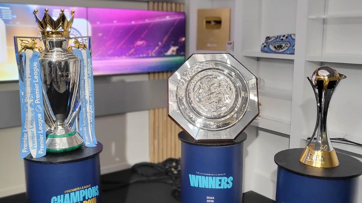 Les trophées de Manchester City dans les locaux de RMC, le 22 janvier 2025 Les trophées de Manchester City dans les locaux de RMC, le 22 janvier 2025